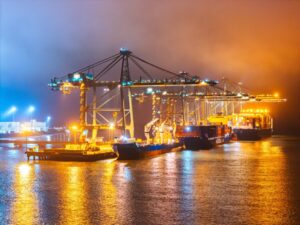 Porto Itapoá moves three ships simultaneously