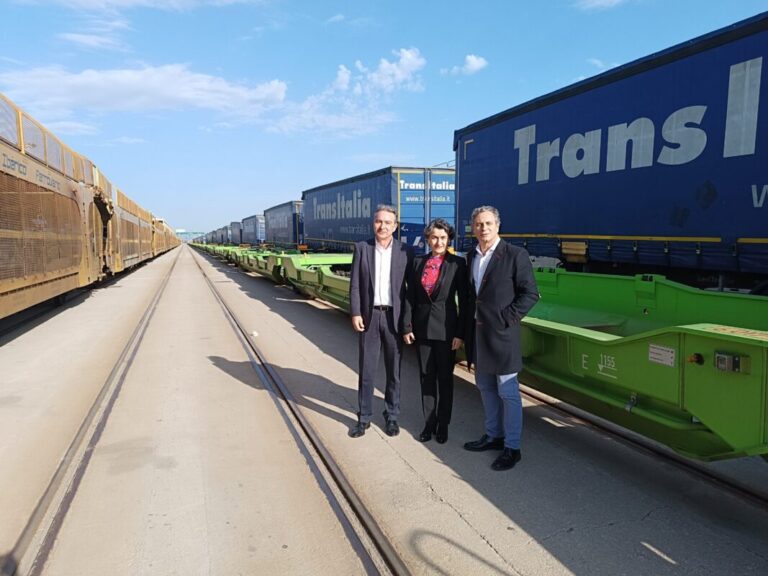 Port of Valencia confirms first train on rail motorway